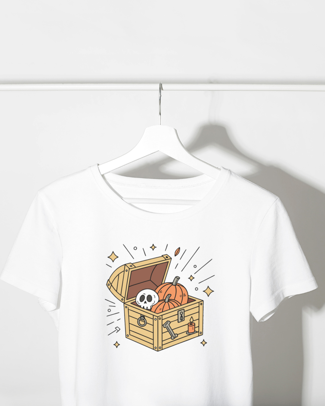 T-shirt avec motif Halloween mystique montrant un symbole numérique sur fond sombre