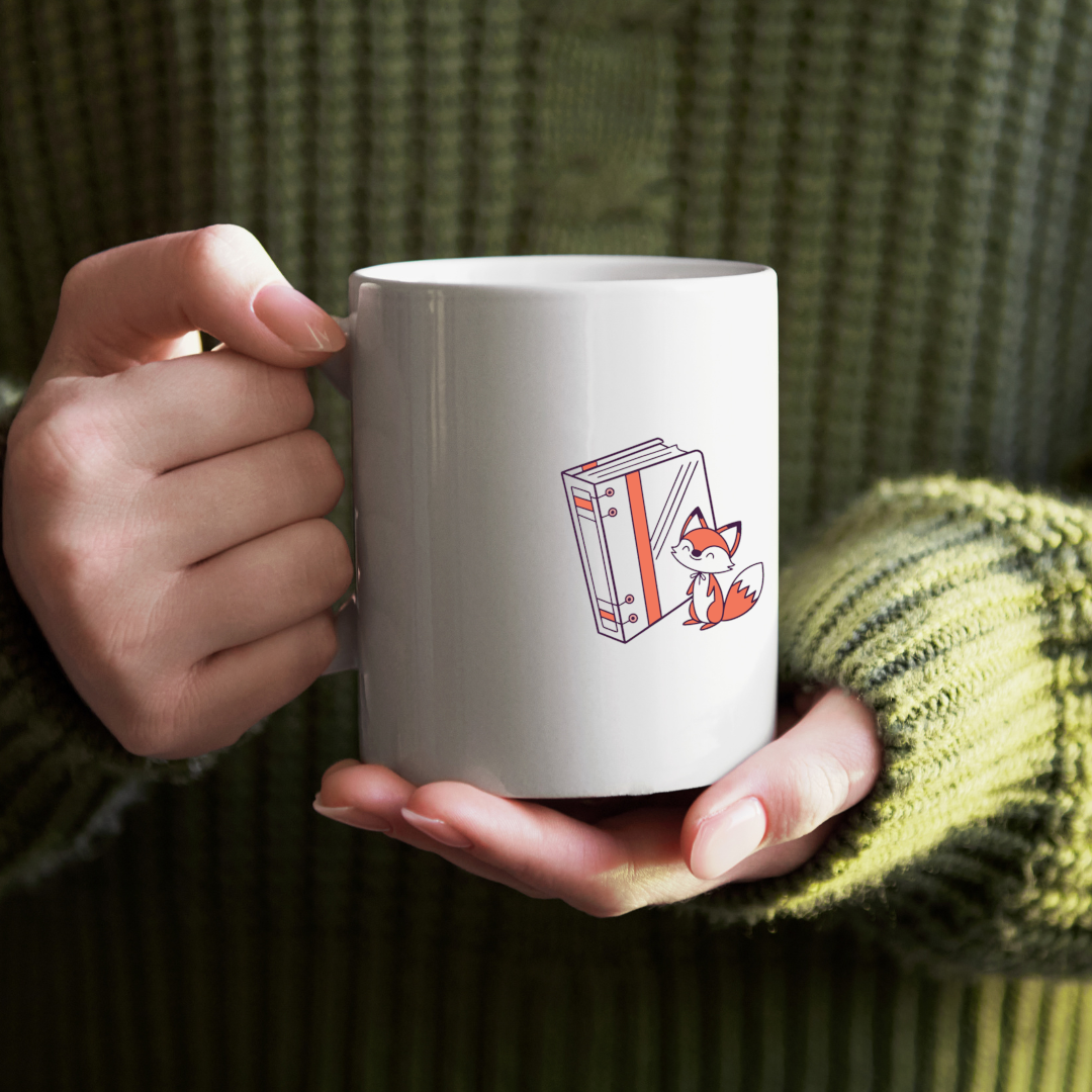Mug ludique avec renard kawaii et classeur en arrière-plan coloré
