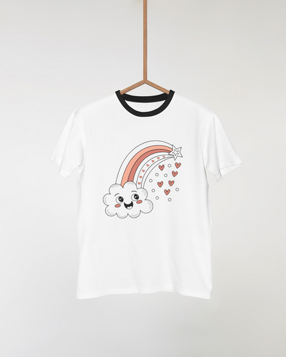 T-shirt kawaii avec nuage souriant et arc-en-ciel, idée mode pour enfants.