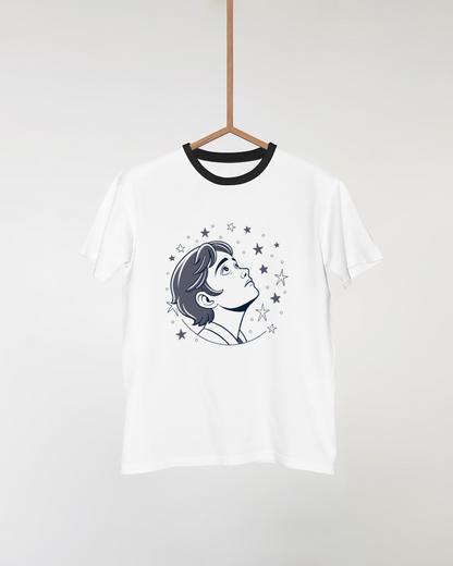 T-shirt graphique avec garçon contemplatif regardant étoiles dans style cosmique