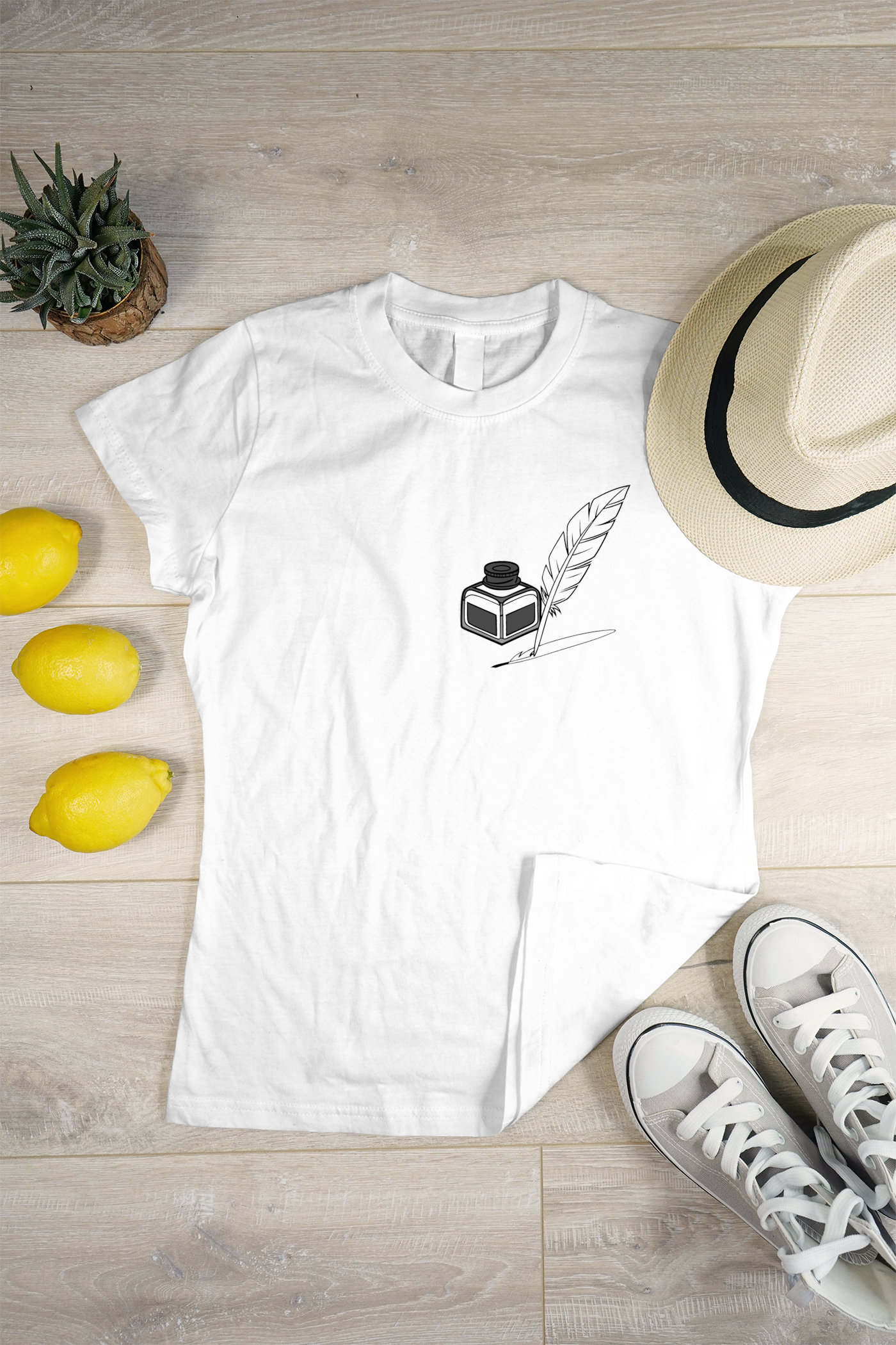 T-shirt décoré d'un encrier et plume doodle style scolaire en impression vive
