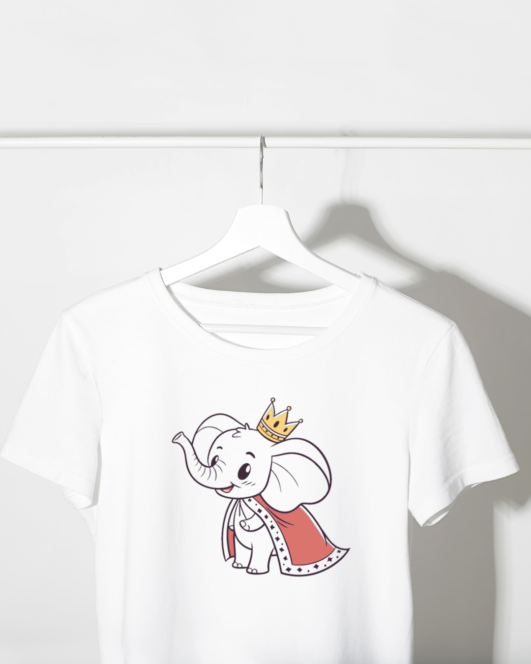 T-shirt décoré d’un éléphant en roi souriant au style kawaii, idéal pour enfants