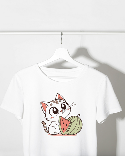 Un t-shirt avec design kawaii estival mettant en avant un chaton et un melon