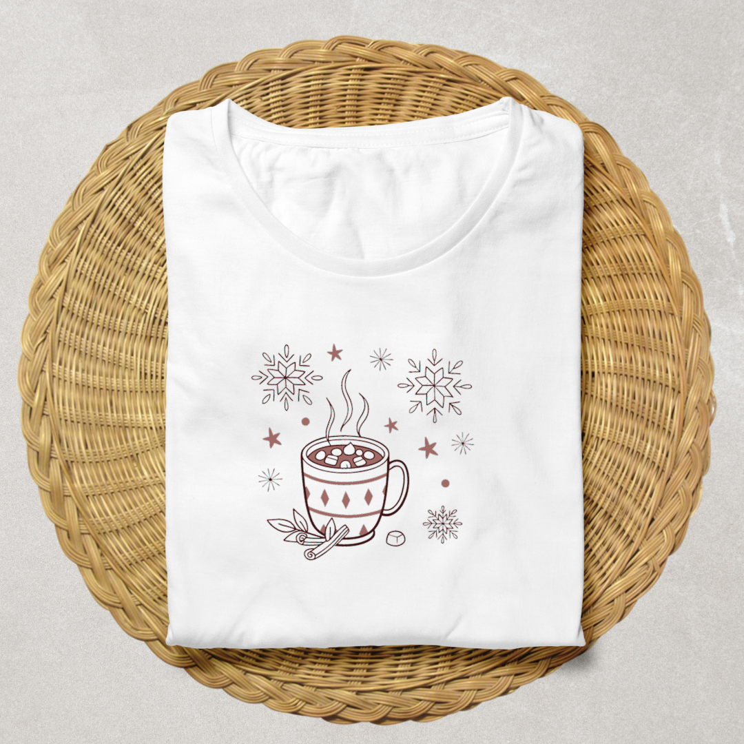 T-shirt cosy avec design hivernal élégant de chocolat chaud fumant