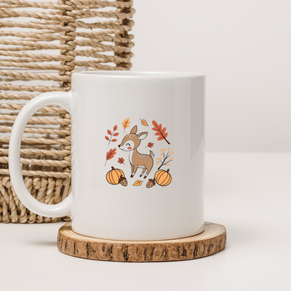 Mug avec faon charmant sur fond automnal, style nature et design épuré