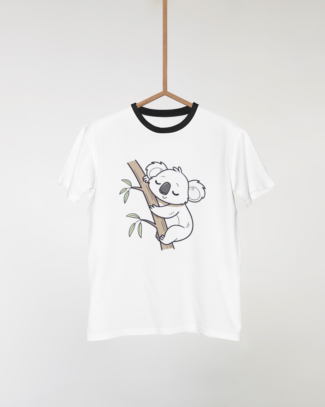 T-shirt avec un koala paisible en style minimaliste sur fond naturel