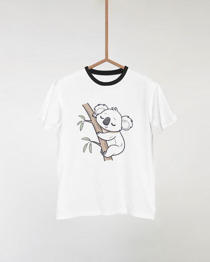 T-shirt avec un koala paisible en style minimaliste sur fond naturel