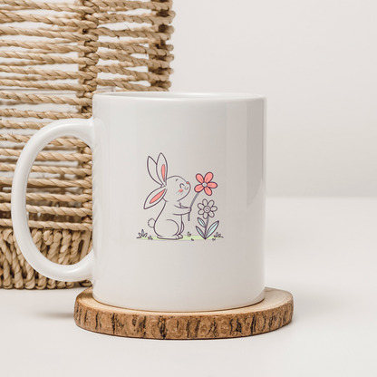 Mug avec un lapin joyeux tenant une fleur style charme printanier
