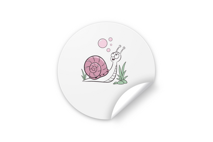 Sticker représentant un escargot joyeux aux tons pastels soufflant des bulles