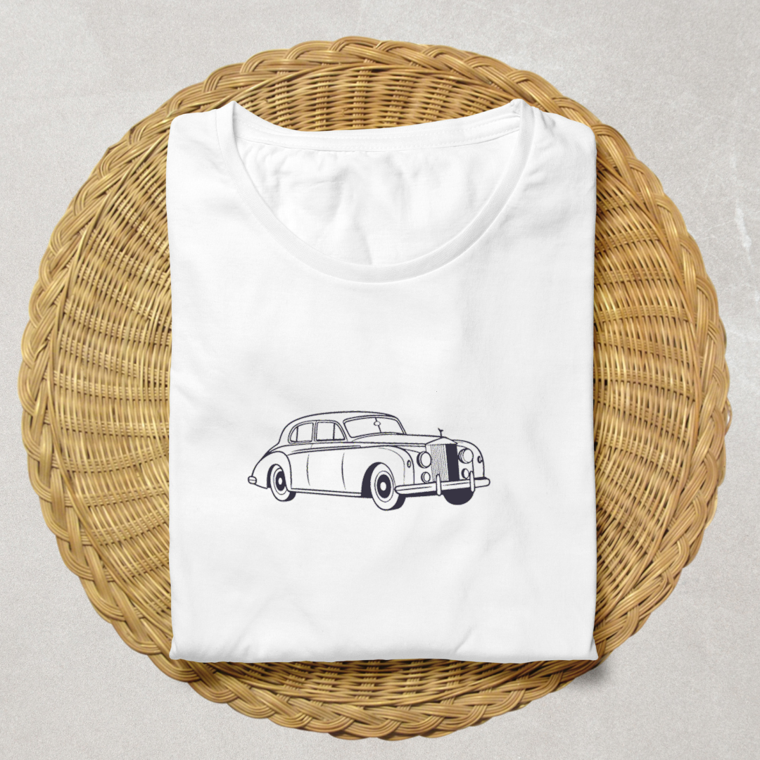 T-shirt avec illustration de voiture rétro en style classique.