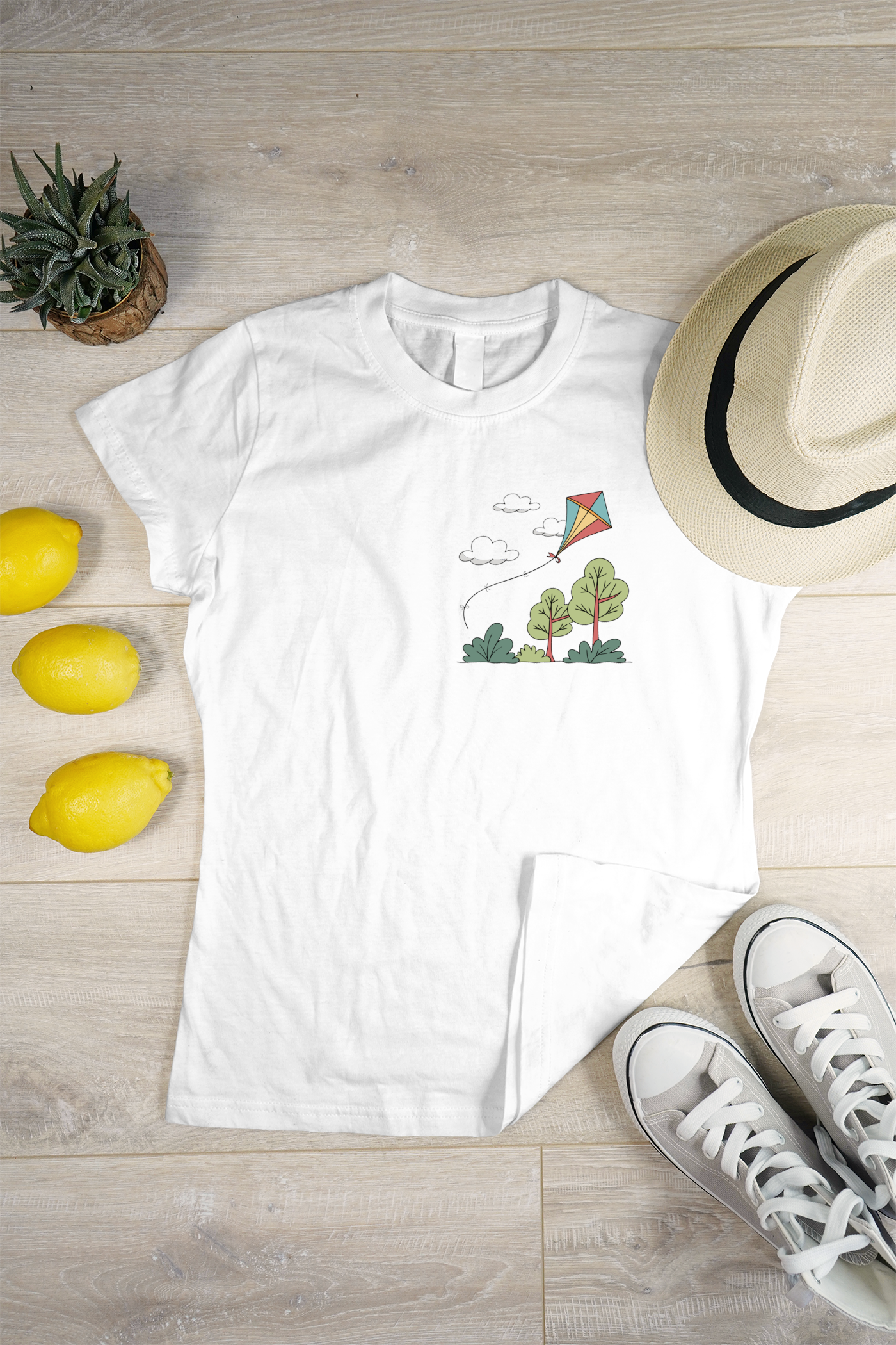 T-shirt avec un cerf-volant coloré ornant un ciel bleu, idéal pour les sorties nature