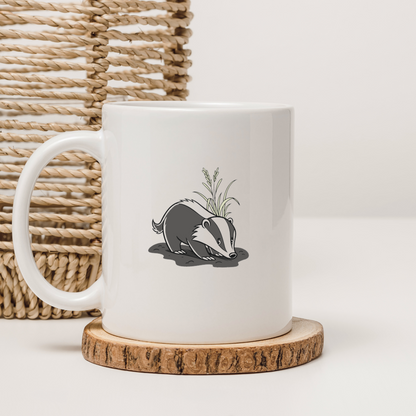 Mug en style cartoon avec un blaireau curieux dans un décor forestier