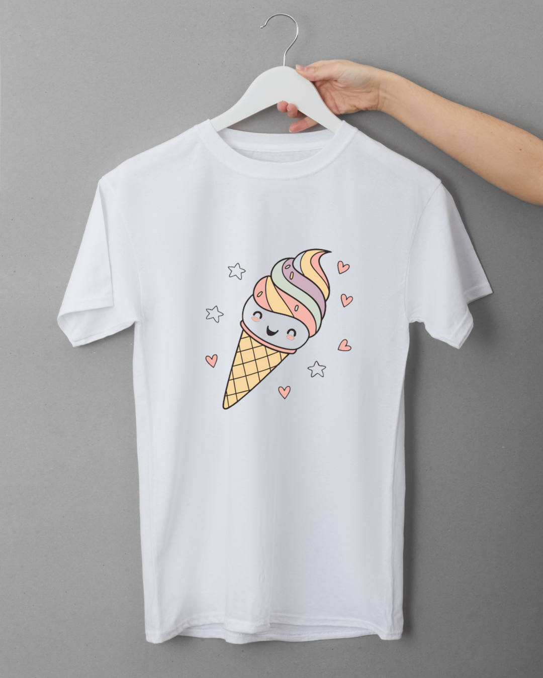 T-shirt joyeux avec cône de glace kawaii dans un style estival gourmand