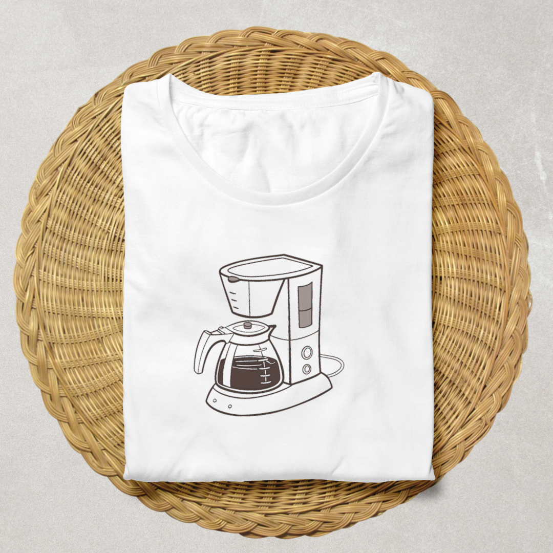 T-shirt avec icône ludique de cafetière en action style doodle ambiance matinale