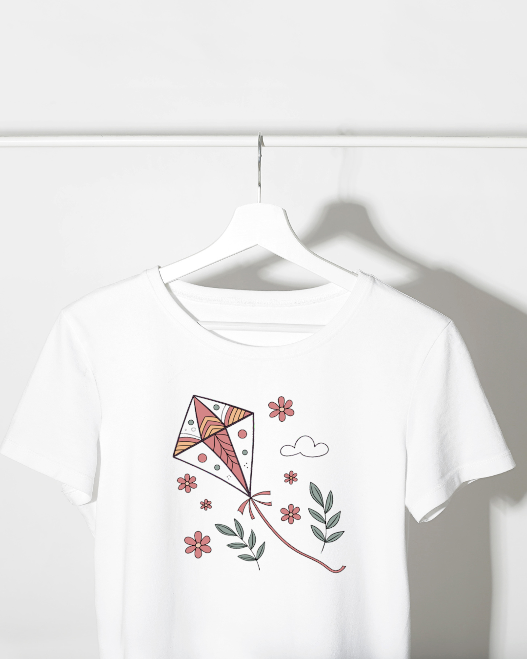 T-shirt à motif de cerf-volant avec style floral vectoriel sur fond printanier