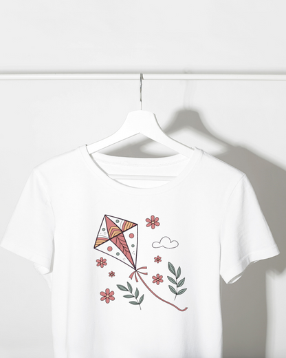 T-shirt à motif de cerf-volant avec style floral vectoriel sur fond printanier