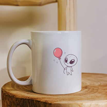 Design d'alien kawaii sur une tasse, excellent cadeau personnalisé.