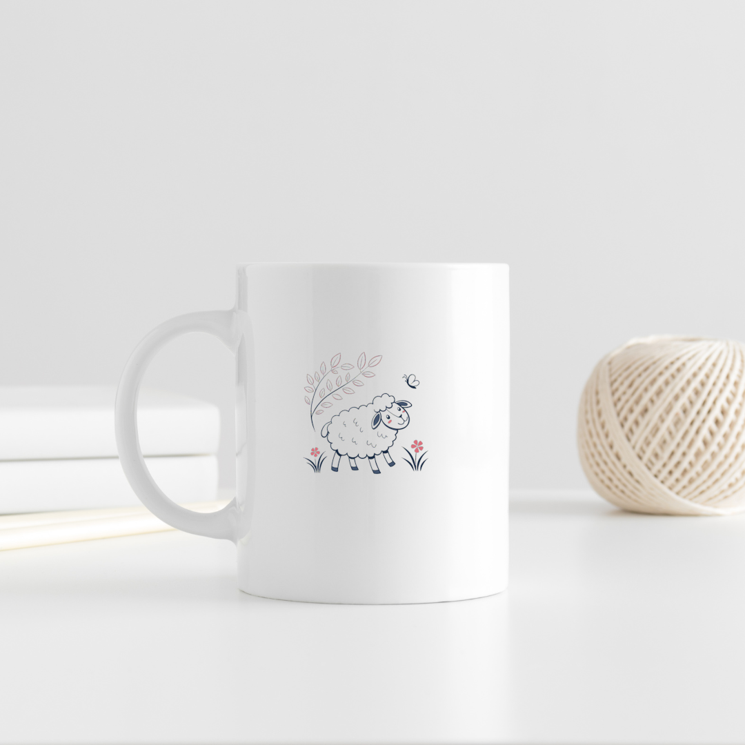 Mug fantaisie avec mouton souriant dans un décor printanier doux et naturel