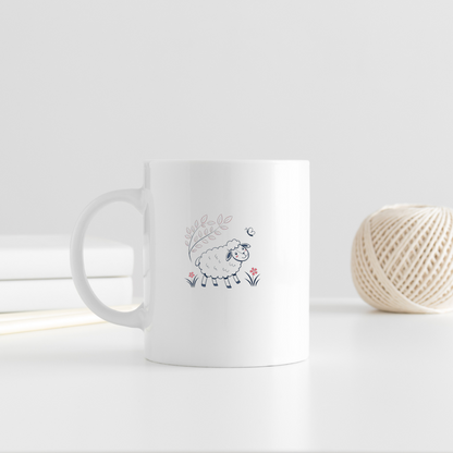Mug fantaisie avec mouton souriant dans un décor printanier doux et naturel