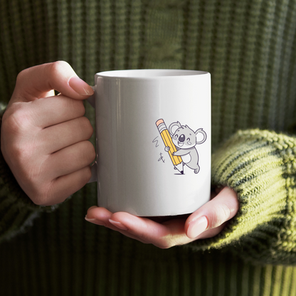 Mug avec koala joyeux et crayon géant, style coloré et créatif
