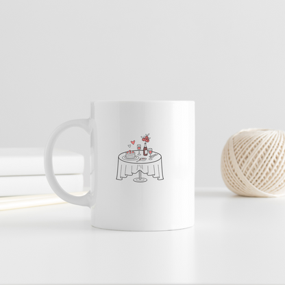 Table de mariage sur un mug, apportant une ambiance festive.