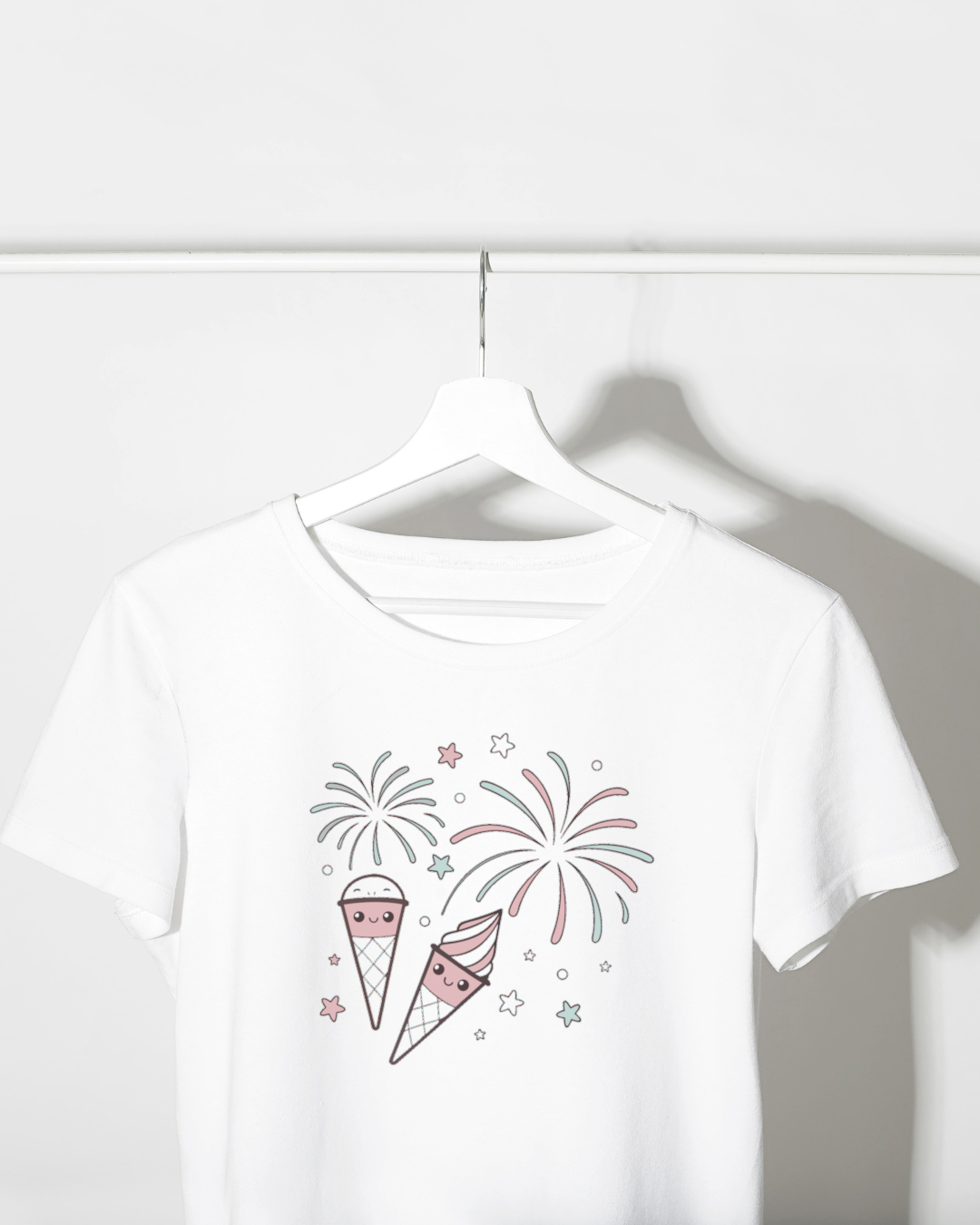 Visuel kawaii d'artifice sur un t-shirt, parfait pour impression textile.