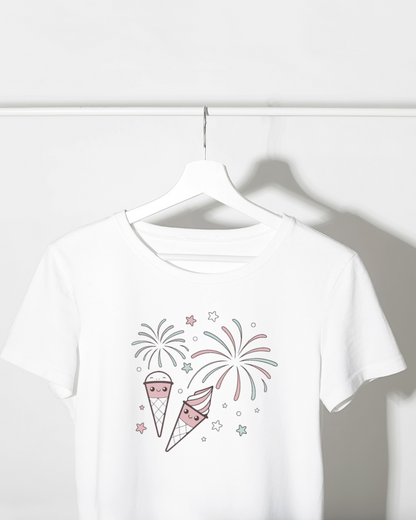 Visuel kawaii d'artifice sur un t-shirt, parfait pour impression textile.