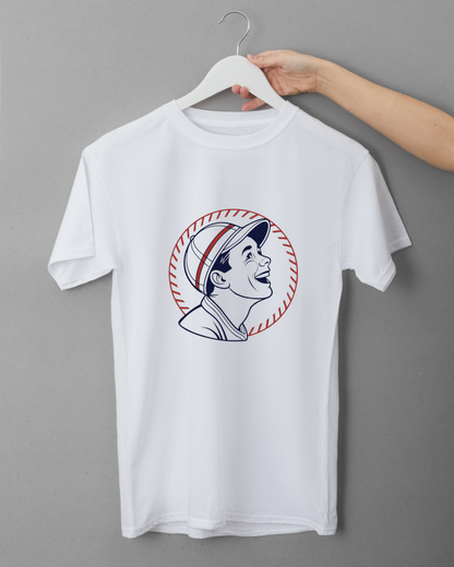 T-shirt rétro avec garçon souriant vintage pour un look nostalgique et tendance
