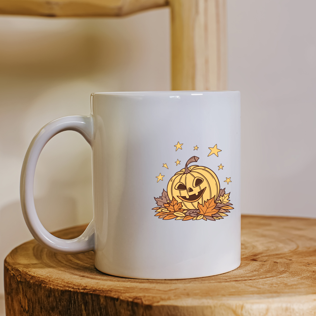 Mug avec citrouille souriante, décor étoilé pour une ambiance Halloween festive