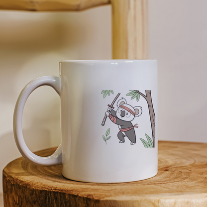 Mug avec un koala ninja en action style minimaliste et aventureux
