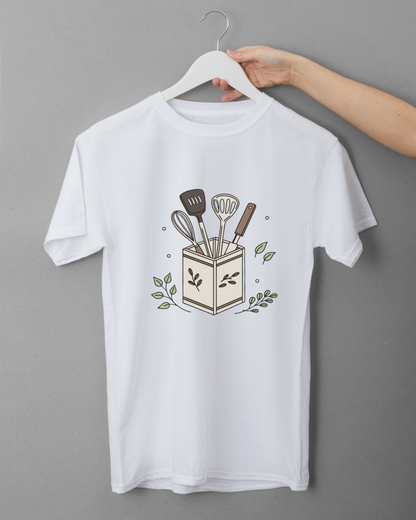 T-shirt pastel avec ustensiles de cuisine dans une ambiance quotidienne et décontractée