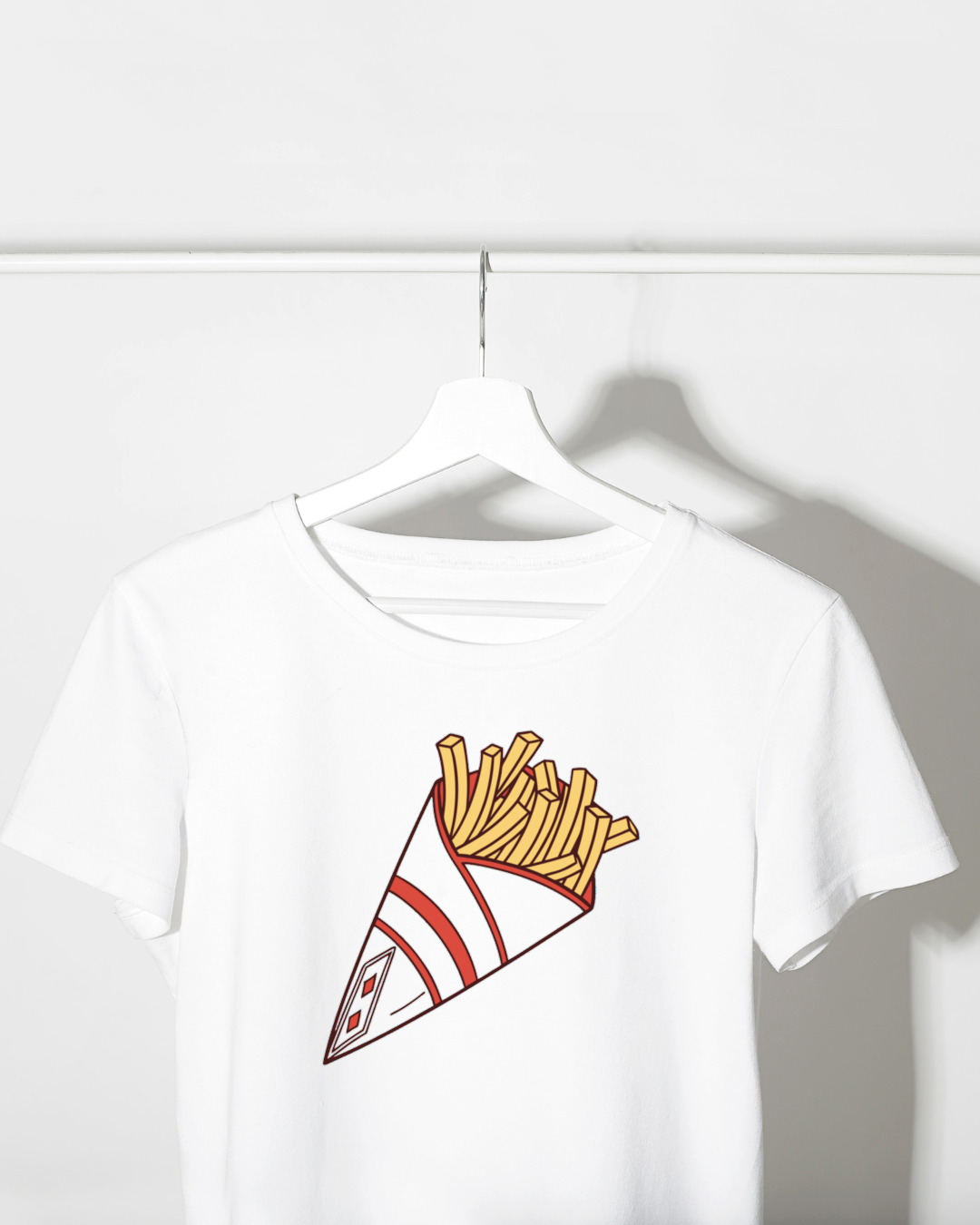 T-shirt avec cône de frites doodle joyeuses en motif décontracté et amusant