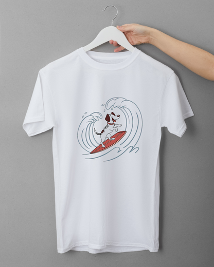 T-shirt avec chien surfeur souriant style cartoon pour une touche d'aventure marine