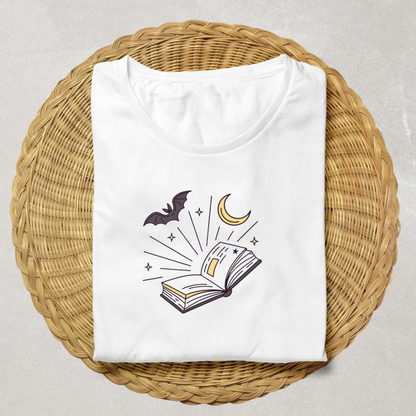 T-shirt avec motif mystique livre ouvert style numérique sur fond monochrome
