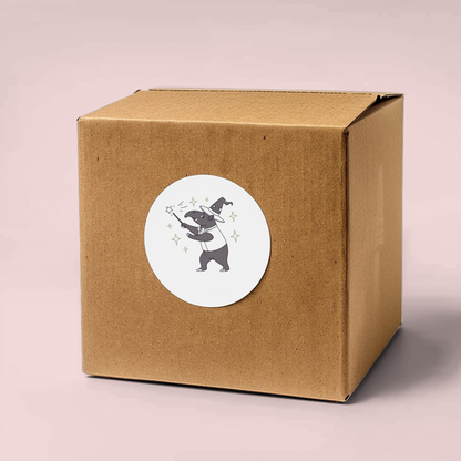 Sticker au design élégant avec tapir magicien sur un fond étoilé en art style enchanteur