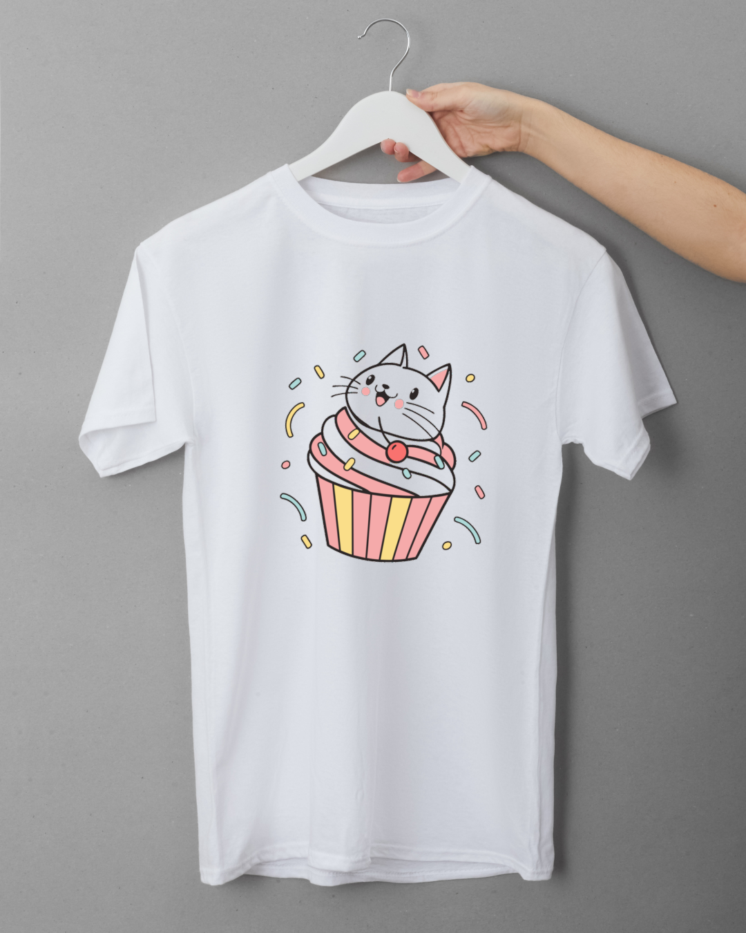 T-shirt kawaii orné d'un chat joueur sur un cupcake style festif