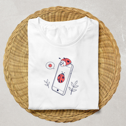 T-shirt avec icône doodle coccinelle connectée combinant nature et technologie