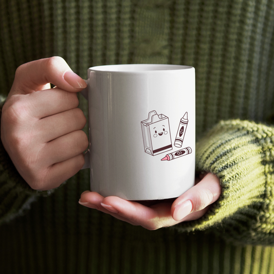 Mug avec motif joyeux de crayons colorés sur fond blanc, idéal pour la rentrée scolaire