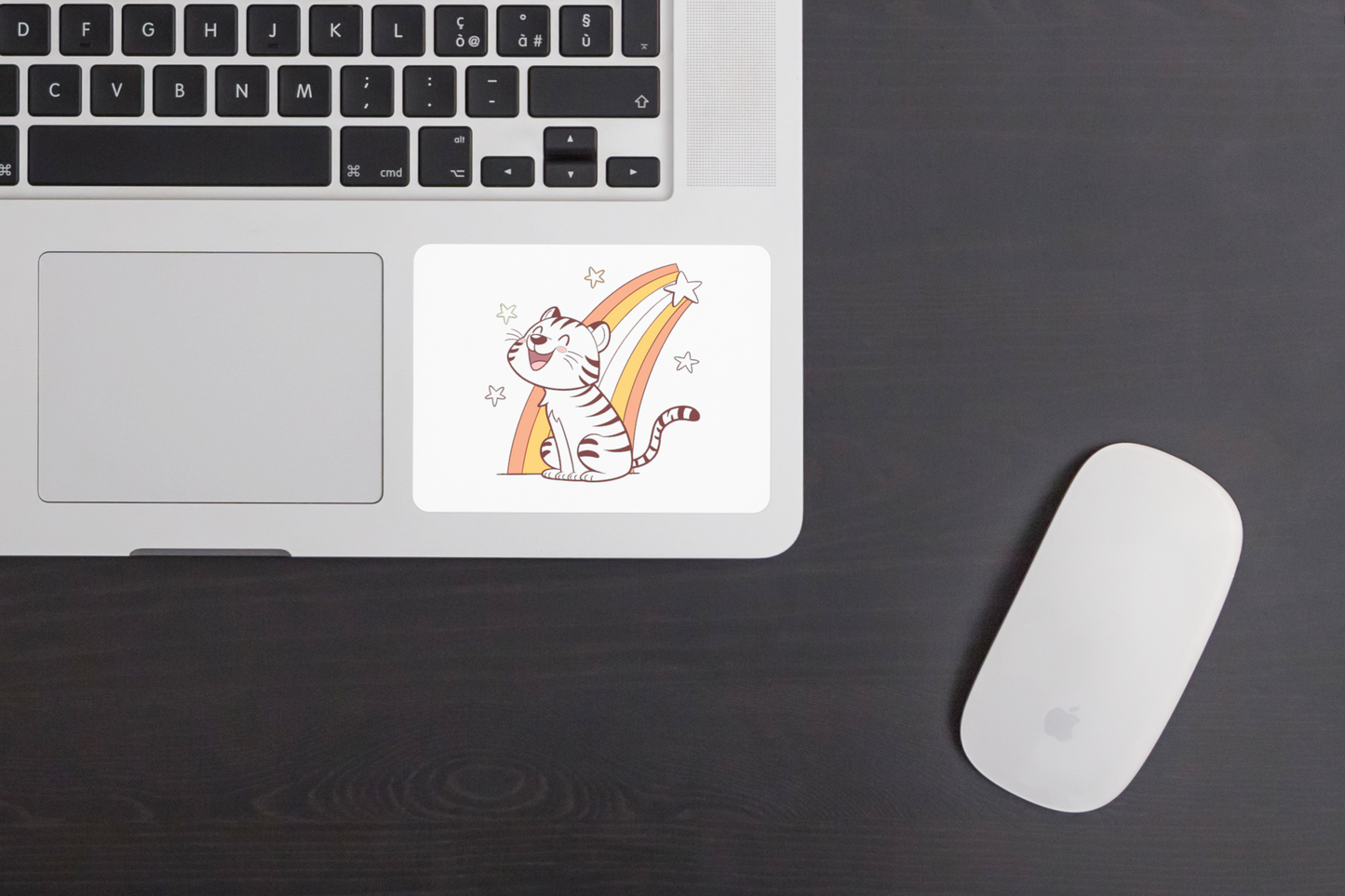 Sticker enfantin coloré montrant un tigre joyeux sous un arc-en-ciel sur fond blanc