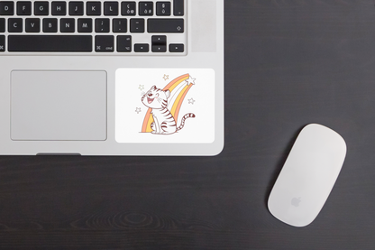 Sticker enfantin coloré montrant un tigre joyeux sous un arc-en-ciel sur fond blanc