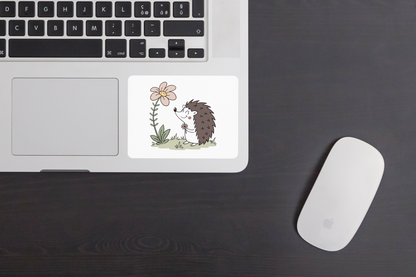 Sticker avec hérisson joyeux près d'une fleur géante dans une ambiance forêt