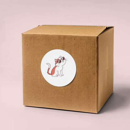 Sticker décoratif d’un chat stylisé avec des lunettes noires en fond blanc