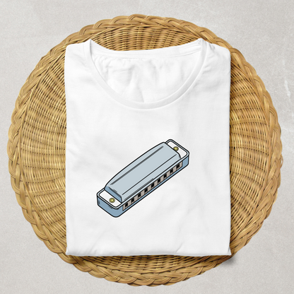T-shirt avec un harmonica en style doodle émanant une ambiance aventureuse et musicale