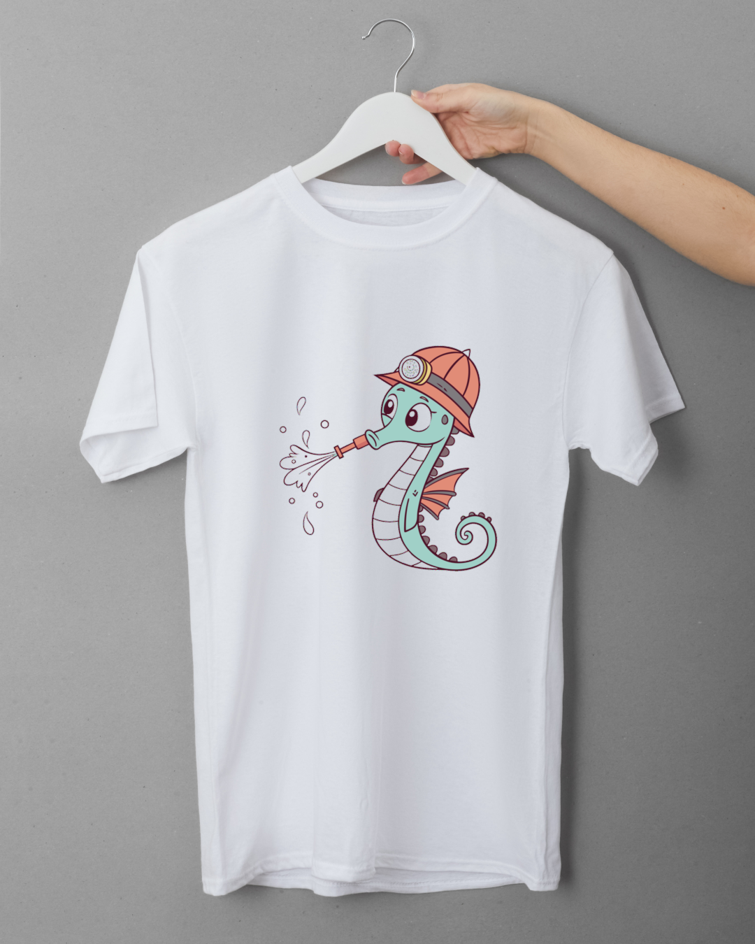 T-shirt avec un hippocampe pompier énergétique sur fond bleu, parfait pour les fans de mer