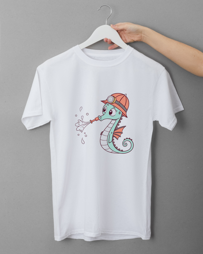 T-shirt avec un hippocampe pompier énergétique sur fond bleu, parfait pour les fans de mer