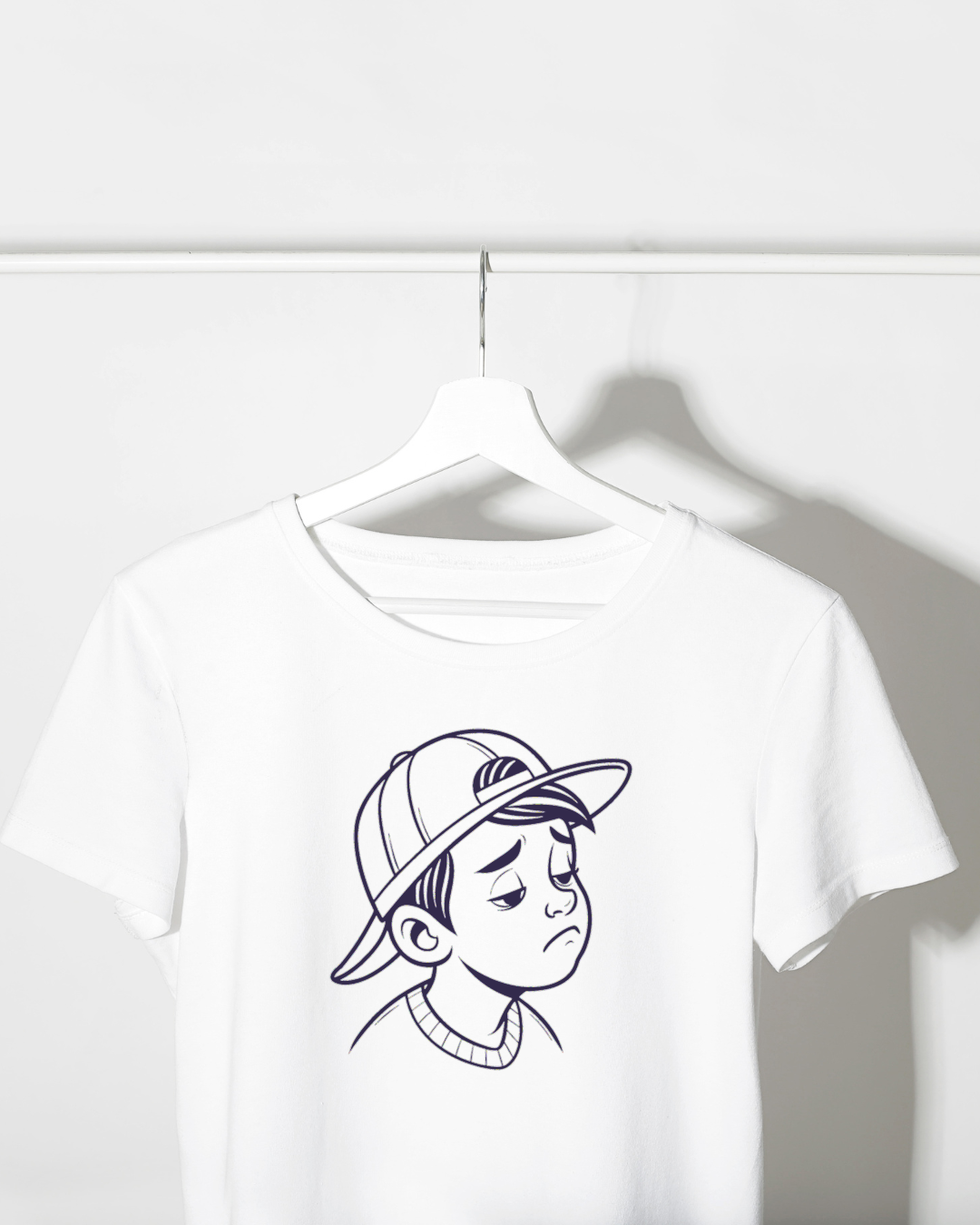 Graphisme Garçon Pensif sur t-shirt, style moderne et émotionnel, visuel unique