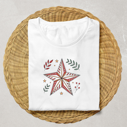 T-shirt décoré d'une étoile festive, fond feuillu, ambiance de Noël festive
