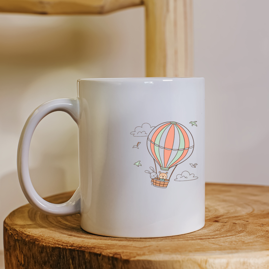 Mug avec un design pastel de montgolfière accueillant un lapin et un ours en aventure