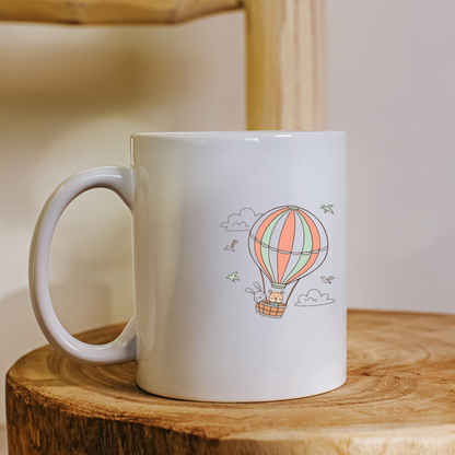 Mug avec un design pastel de montgolfière accueillant un lapin et un ours en aventure