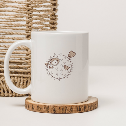 Mug au design marin avec un poisson-globe minimaliste et amusé dans un style épuré